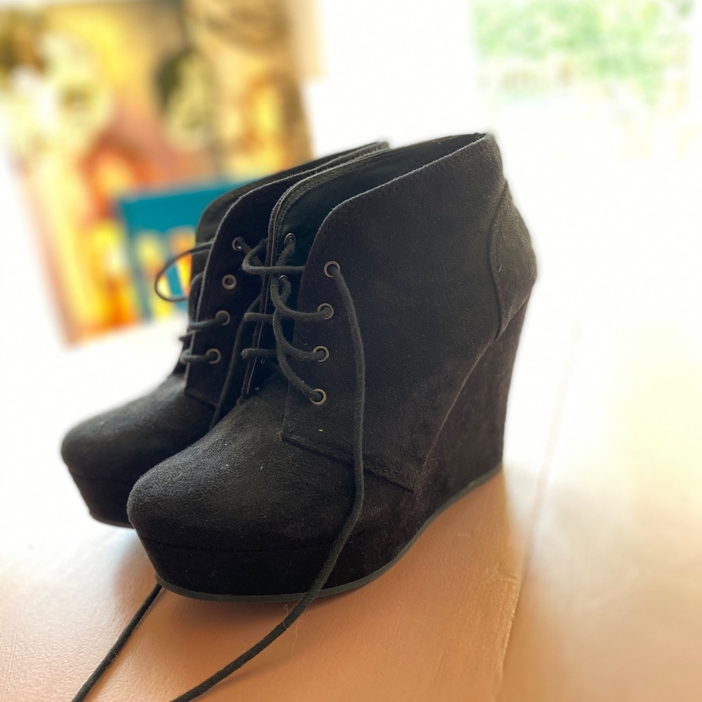 Soda woman’s size 8 wedge booties